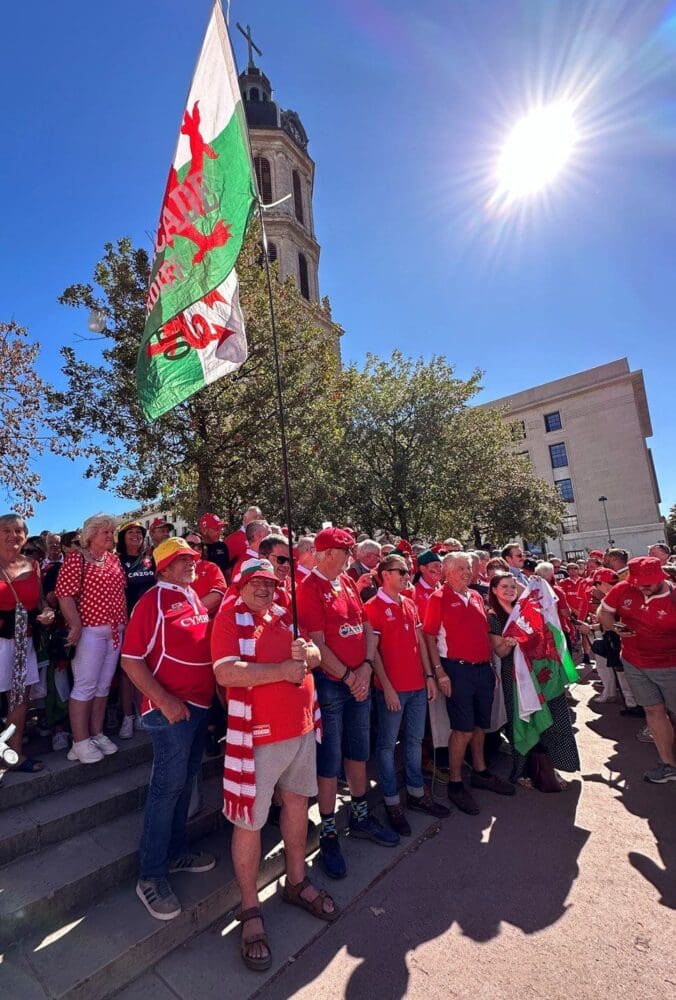 Welsh Rugby Dandelion Fans Video of Welsh Rugby World Cup fans erupting into song ahead of Wales v ...